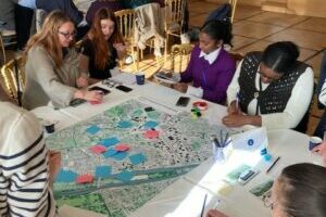 Animation de la fresque de la ville paisible à Puteaux par les étudiants du M2 Géopolitique locale Animation de la fresque de la ville paisible à Puteaux par les étudiants du M2 Géopolitique locale