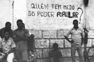 Propaganda política do Movimento Popular de Libertação de Angola, s.d. Fundo Voz Unidade. Fotografia 00124. Angola Propaganda política do Movimento Popular de Libertação de Angola, s.d. Fundo Voz Unidade. Fotografia 00124. Angola